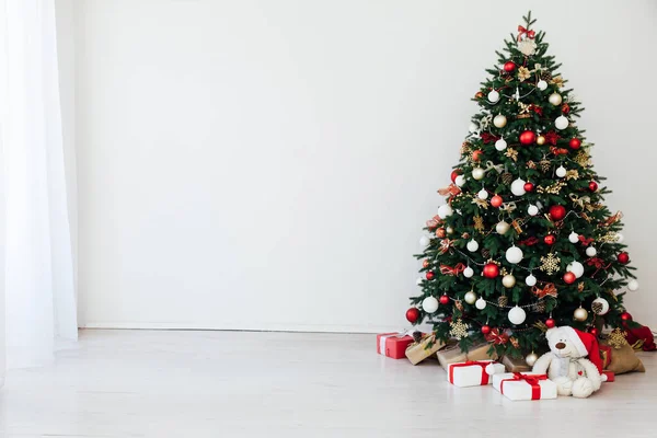 白色圣诞树装饰着礼物，装饰着花环内部的新年 — 图库照片