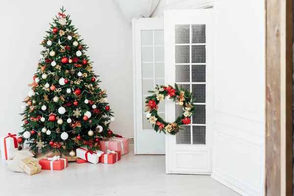 Vit julgran inredning med gåvor körtel interiör nytt år — Stockfoto