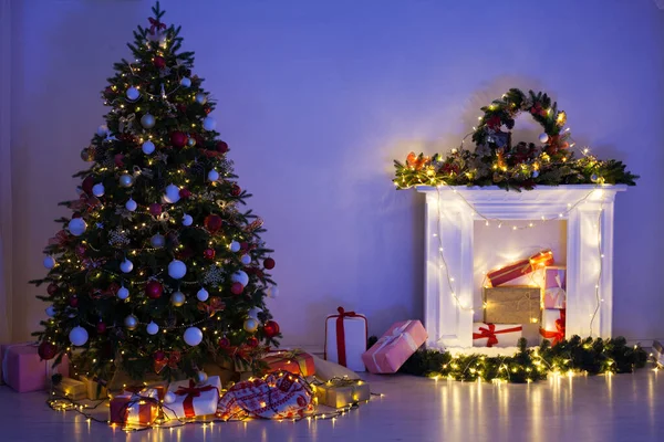 Nacht Lichtergirlanden Weihnachtsbaum mit Geschenken Dekor Interieur Neujahr — Stockfoto