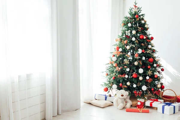 Vita rummet fönster Julgran med gåvor inredning garland interiör nytt år — Stockfoto