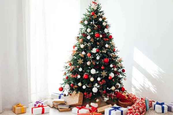 Janela do quarto branco Árvore de Natal com presentes decoração guirlanda interior ano novo — Fotografia de Stock