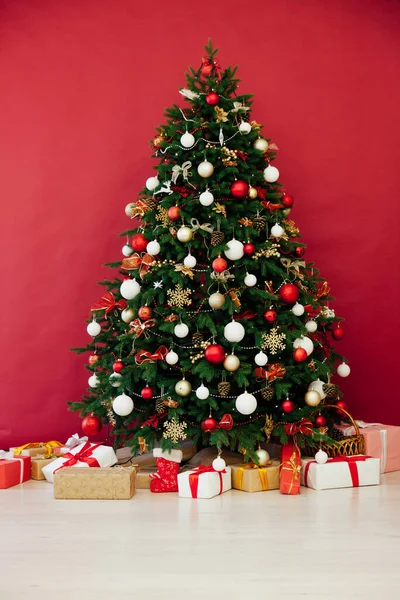 Árbol de Navidad con guirnalda decoración regalos Tarjeta de Año Nuevo — Foto de Stock