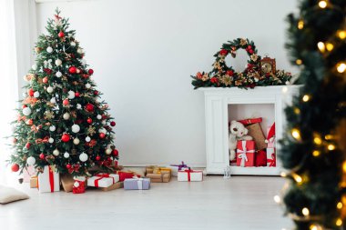 Beyaz oda pencereli Noel ağacı hediyeler dekore edilmiş yeni yıl çelengi