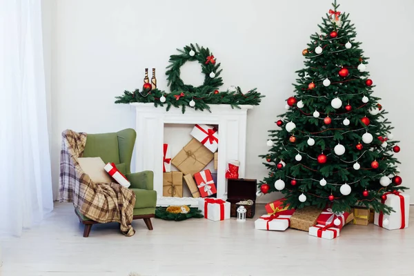 Karácsonyfa kandalló ajándékokkal díszítés koszorú belső újév — Stock Fotó