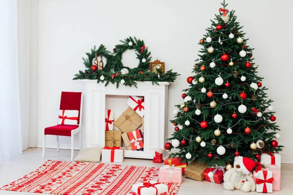 Noel ağacı şöminesi hediyelerle süslenmiş, yeni yıl süsleri takılmış. — Stok fotoğraf