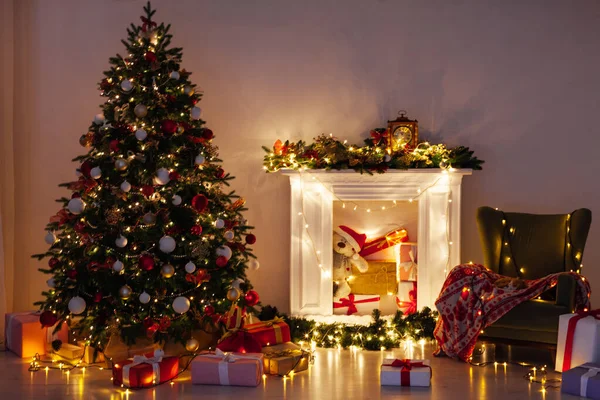 Nachtlampjes slinger kerstboom met geschenken decor interieur nieuwjaar — Stockfoto