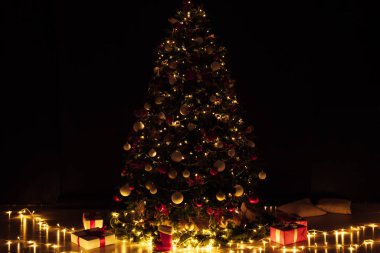 Gece ışıkları Noel ağacı Noel süsleriyle süslenir