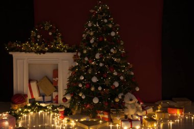 Gece ışıkları Noel ağacı Noel süsleriyle süslenir