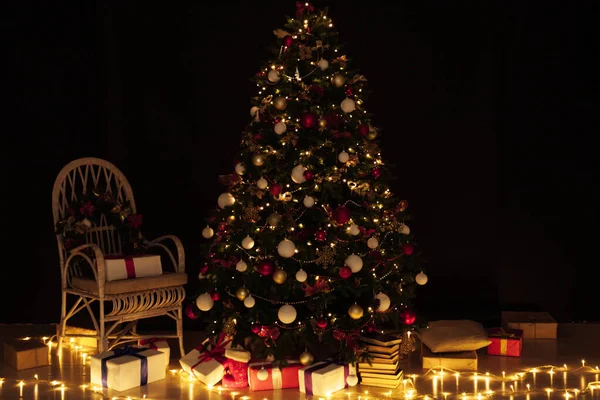 Notte luci ghirlanda albero di Natale con decorazioni regali nuovo anno — Foto Stock