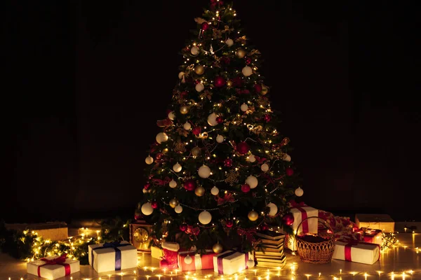 Gece ışıkları Noel ağacı Noel süsleriyle süslenir