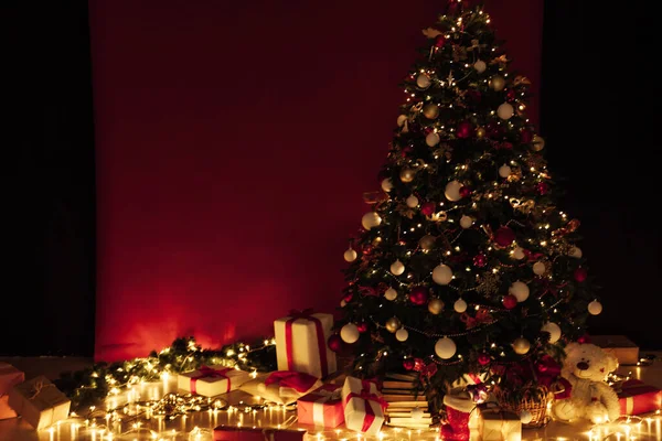 Gece ışıkları Noel ağacı Noel süsleriyle süslenir