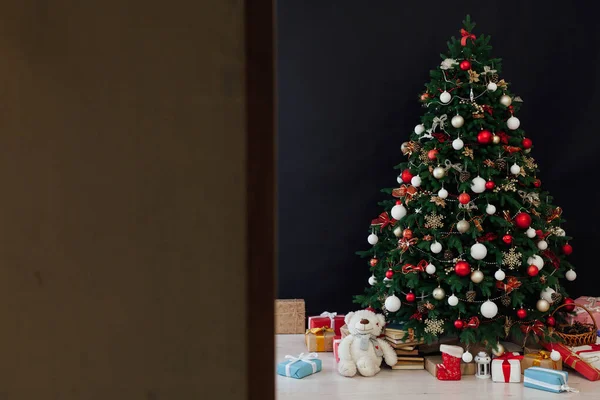 圣诞树与礼物装饰的花环新年贺卡 — 图库照片