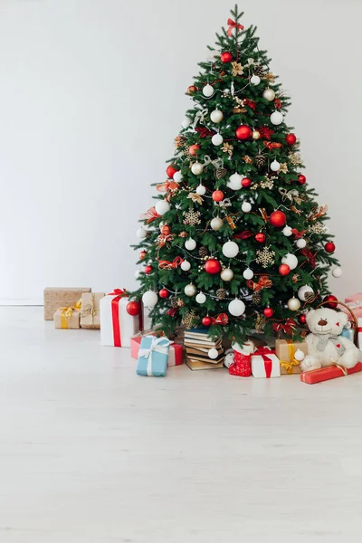 Kerstboom met geschenken decoratie slinger Nieuwjaarskaart — Stockfoto