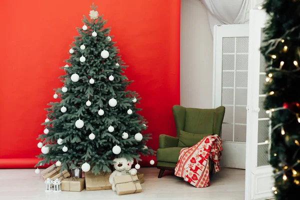 Decoración de la habitación de Papá Noel de Navidad con árbol de Navidad, bandera de Finlandia —  Fotos de Stock