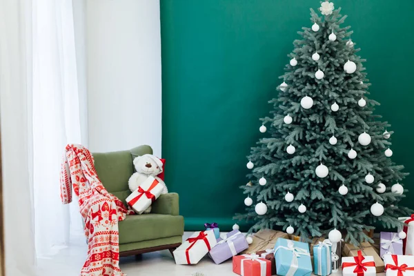 Karácsonyi Mikulás szoba dekoráció karácsonyfával, Finnország zászló — Stock Fotó