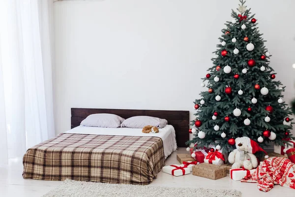 Slaapkamer kerstversiering kerstboom winter nieuwjaar — Stockfoto