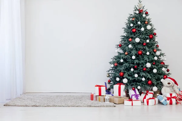 Árbol de Navidad con regalos Año Nuevo escenografía habitación invierno —  Fotos de Stock
