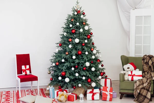 Árbol de Navidad con regalos Año Nuevo escenografía habitación invierno —  Fotos de Stock
