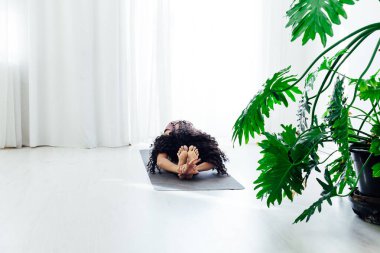 Güzel bir kadın yoga jimnastik zemininde esnek esnek asana fitness