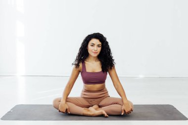 Yoga sınıfındaki kadın Asya jimnastik sporu yapıyor.