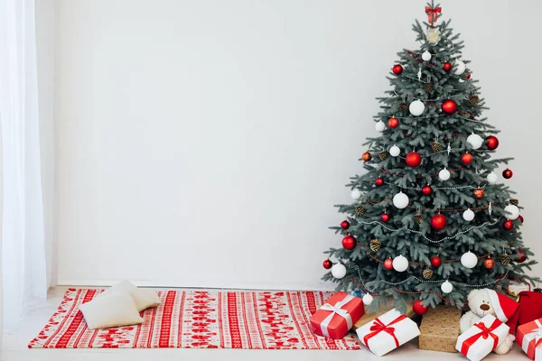 Λευκό Δωμάτιο Χριστουγεννιάτικο Δέντρο με Δώρα Πρωτοχρονιάς Χειμερινό Δωμάτιο Σκηνή — Φωτογραφία Αρχείου
