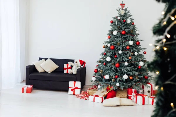 Camera Bianca Albero di Natale con Regali Capodanno Paesaggio Stanza Inverno — Foto Stock
