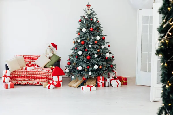 Árvore de Natal Quarto Branco com Presentes Ano Novo Cenário da Sala de Inverno — Fotografia de Stock