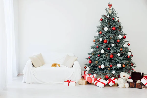 Белая комната Рождественская елка с подарками — стоковое фото