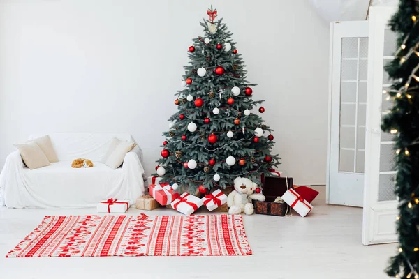 Λευκό Δωμάτιο Χριστουγεννιάτικο Δέντρο με Δώρα Πρωτοχρονιάς Χειμερινό Δωμάτιο Σκηνή — Φωτογραφία Αρχείου
