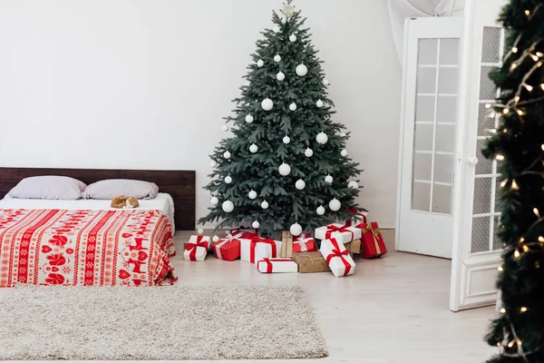 Weihnachtsbaum mit Geschenkdekor Schlafzimmer mit Bett Neujahr Fest Winter Hintergrund — Stockfoto