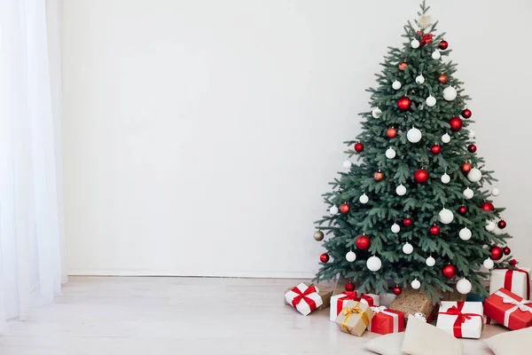 圣诞树，礼物装饰新年明信片 — 图库照片