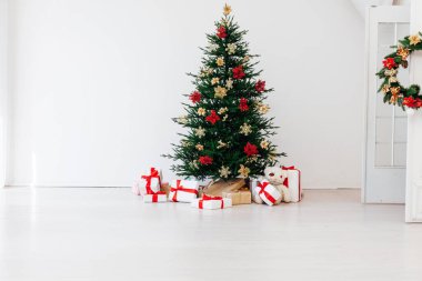 Yeni yıl hediyeleriyle süslenmiş Noel ağacı Penceresi olan bir odada