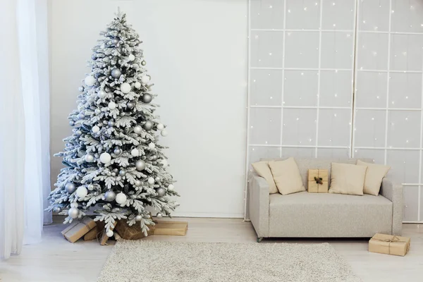 Śnieg choinka z prezentów noworocznych w białym pokoju — Zdjęcie stockowe