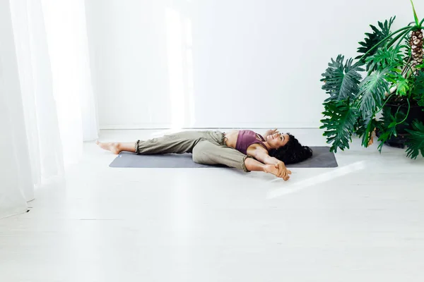 Frau Yoga Asana in Fitness-Studio engagiert — Stockfoto