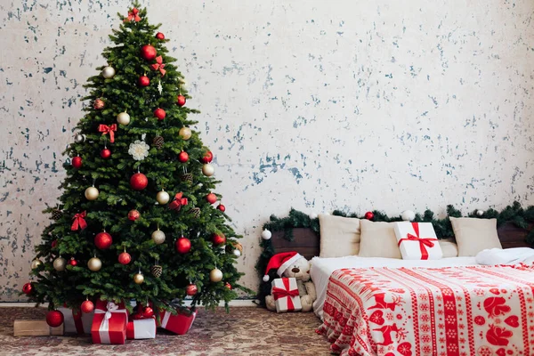 Dormitorio cama año nuevo regalos navidad árbol de Navidad decoración —  Fotos de Stock