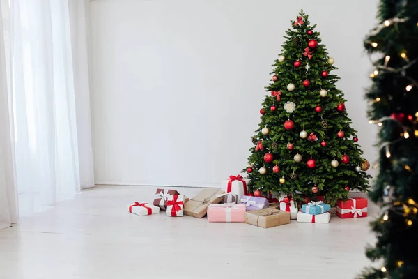 Interieur op nieuwjaarsvakantie geschenken Kerstboom decor — Stockfoto