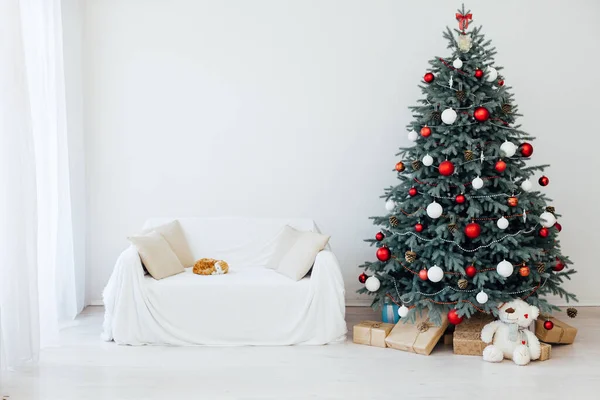Het interieur van de witte kamer Kerstboom Nieuwjaar vakantiegeschenken decor — Stockfoto