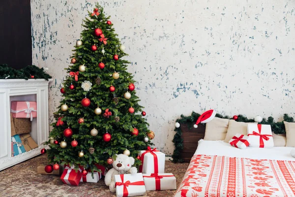 Dormitorio cama año nuevo regalos navidad árbol de Navidad decoración —  Fotos de Stock