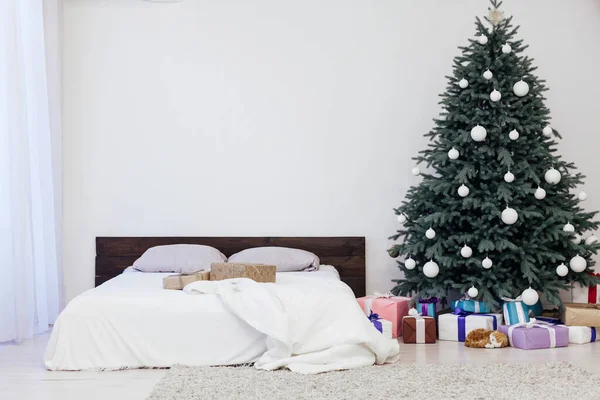 Schlafzimmer mit Bett Neujahr Urlaub Geschenke Weihnachtsbaum Dekor — Stockfoto