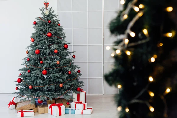 Το εσωτερικό του λευκού δωματίου Χριστουγεννιάτικο δέντρο Πρωτοχρονιά δώρα διακόσμηση — Φωτογραφία Αρχείου