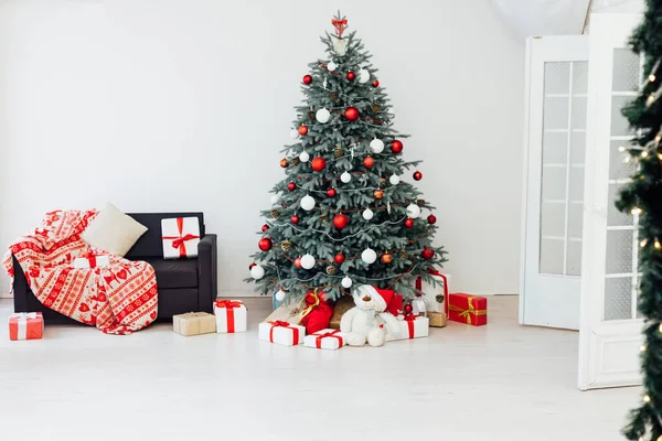 L'interno della stanza bianca Albero di Natale Capodanno decorazioni regali di festa — Foto Stock