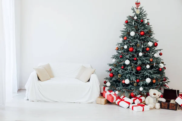 El interior de la habitación blanca Árbol de Navidad Decoración de regalos de Año Nuevo —  Fotos de Stock
