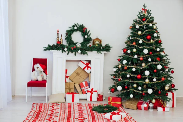 Decoración chimenea y árbol de Navidad regalos de vacaciones año nuevo fondo —  Fotos de Stock