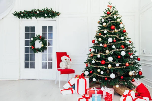 Decoración interior de la casa Navidad árbol de vacaciones presenta año nuevo fondo —  Fotos de Stock