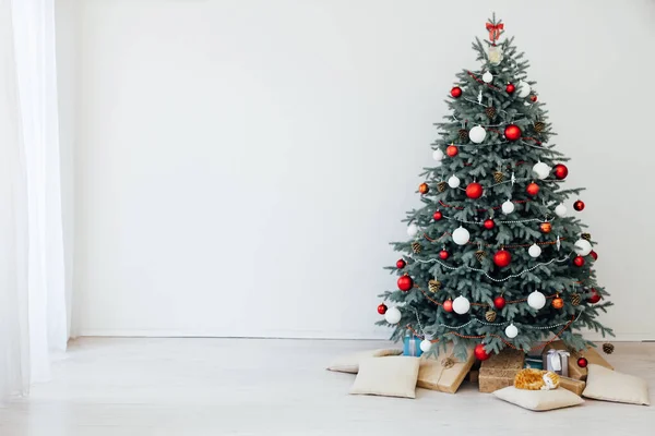 Dekor interiér vánoční strom dovolená představuje nový rok pozadí — Stock fotografie