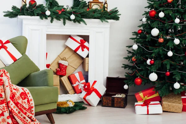 Dekoráció kandalló és karácsonyfa ünnep ajándékok újév háttér — Stock Fotó