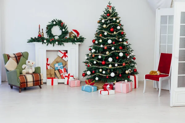 Dekor öppen spis och julgran julklappar nytt år bakgrund — Stockfoto