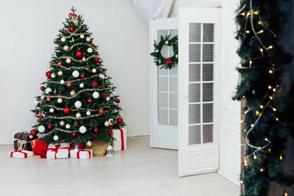 Arredamento interno della casa Albero di Natale vacanza presenta nuovo sfondo anni — Foto Stock