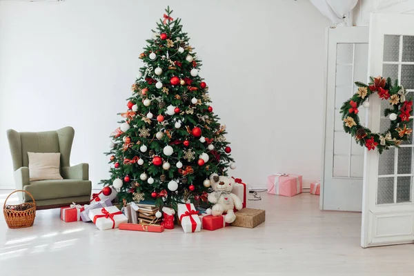 Karácsonyfa dekoráció bemutatja újévi háttér — Stock Fotó
