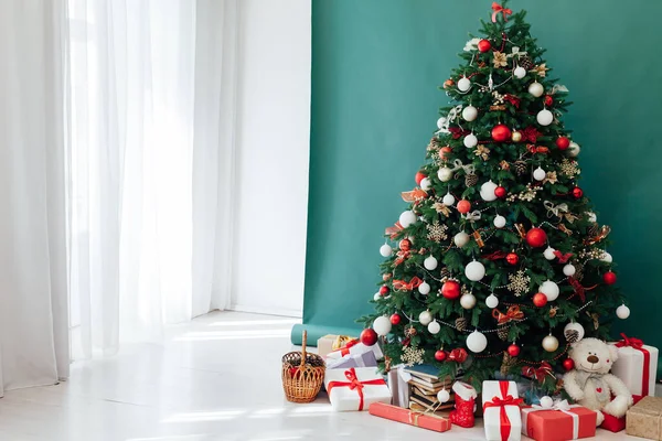 Christmas tree holiday presents New Years Eve background — Stok fotoğraf